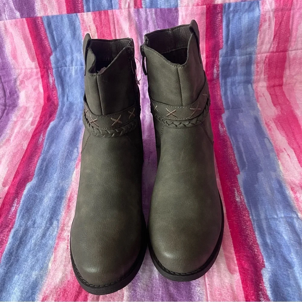 GC Shoes Nettie AnKle Boots Grey Size 10 new without tags or box